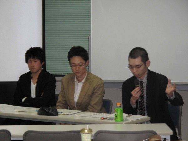 写真1：報告者。左から朝田氏、安井氏、八木氏。